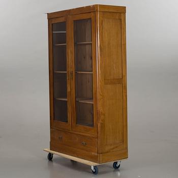 A OAK DISPLAY CABINET, EARLY 20TH CENTURY.