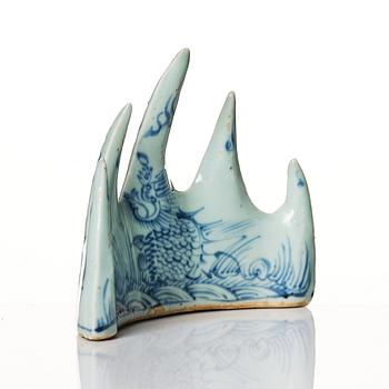 A blue and white Chinese brush stand, Qing dynasty, Kangxi (1662-1722).
