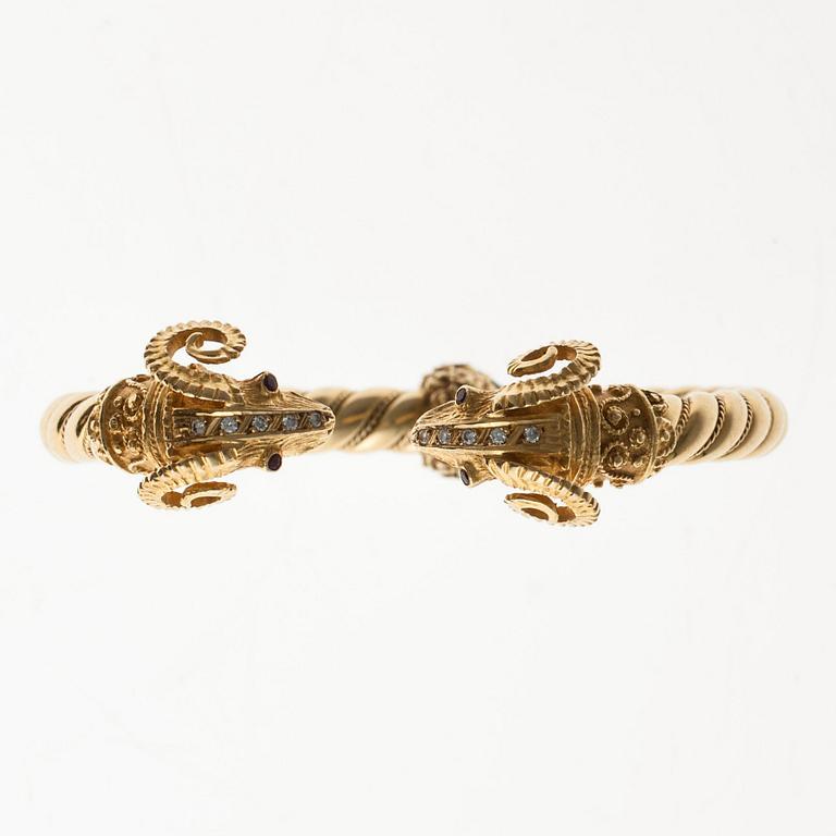 ARMBAND, 18K guld rubiner, briljantslipade diamanter ca 0.6 ct. Vikt 47,2 g.