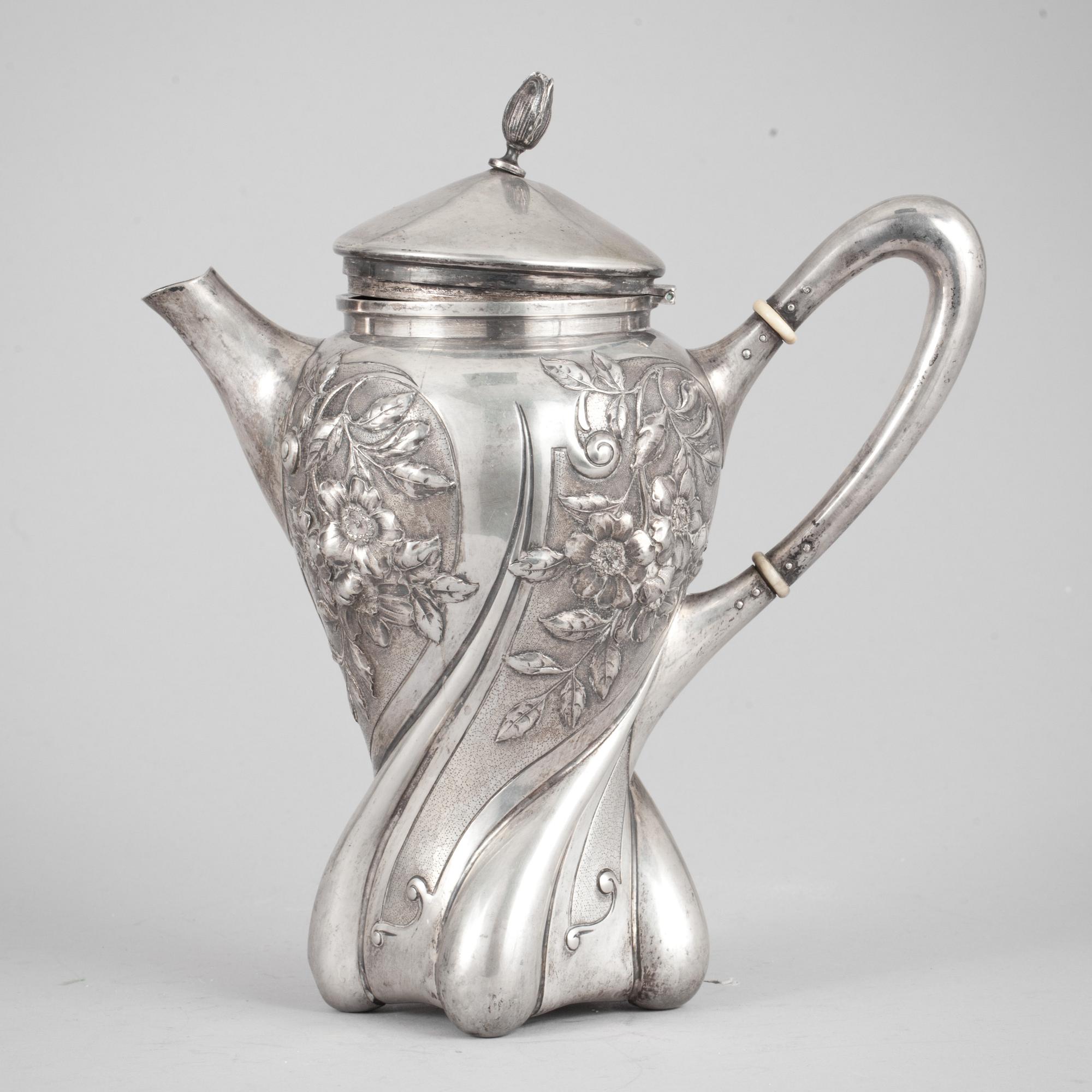 KAFFEKANNA, silverhalt 800. Jugend. Tyskland, Omkring 1900.  Vikt ca 786g.