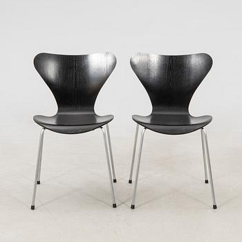 Arne Jacobsen, two chairs "Series 7", Fritz Hansen, Denmark 2007.