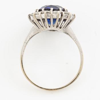 Ring, carmosé, 18K white gold with synthetic sapphire and brilliant-cut diamonds.