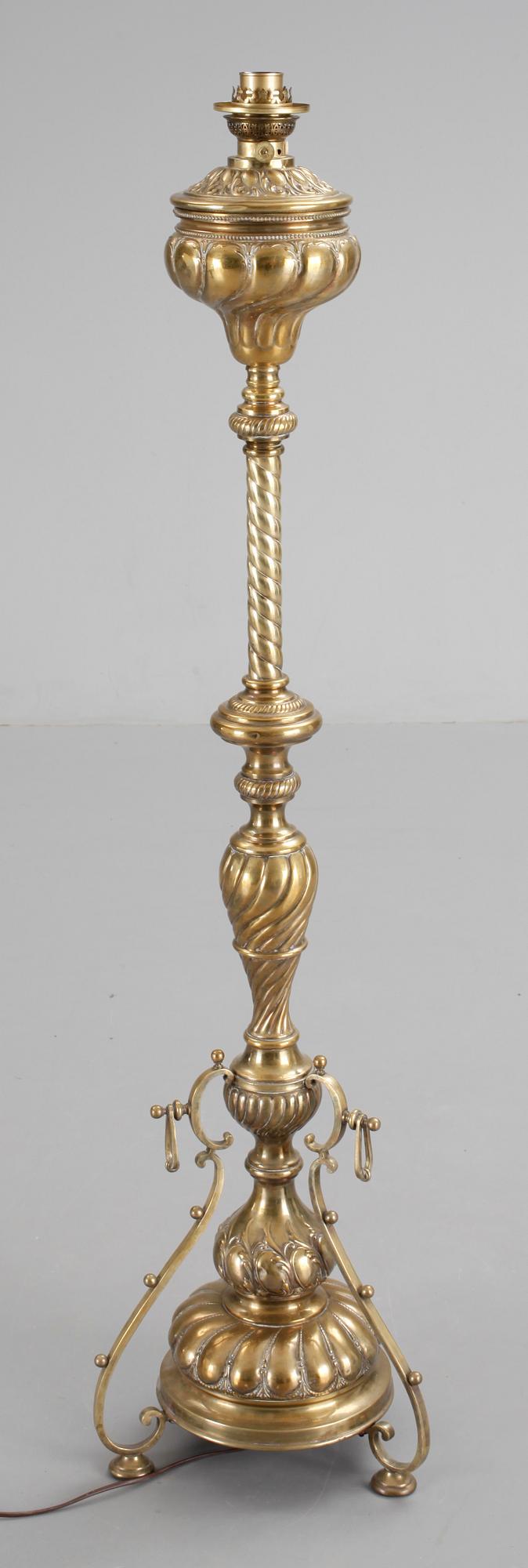 GOLVLAMPA, mässing, omkring 1900.