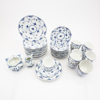 Service 26 pcs "Musselmalet" hel and halv blonde Royal Copenhagen Denmark porcelain.