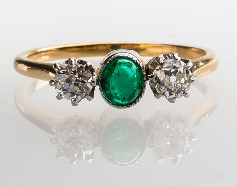 RING, 18 k guld med diamanter ca 0.40 ct samt cabochonslipad grön sten. Vikt ca 2,8 g.