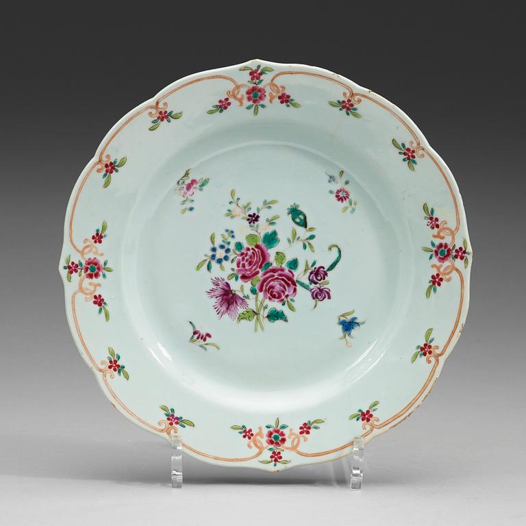A group of export porcelain 12 famille rose dinner plates, Qing dynasty, Qianlong (1736-1795).