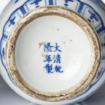 Vaser, ett par, porslin. Qingdynastin, med Guangxus märke och period (1875-1908).