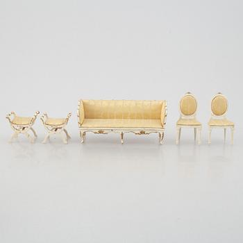 Dockskåpsmöbler, 8 delar samt accessoarer, Berit Bergström, Nolbyn, Värmländskt Hantverk, 1940-/50-tal.