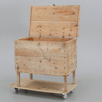 KISTA PÅ BENSTÄLLNING, 1800-talets början, möjligen Hälsingland.