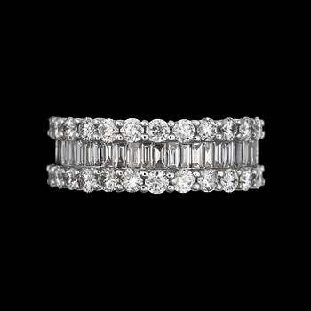1164. A brilliant- and emerald cut diamond ring.