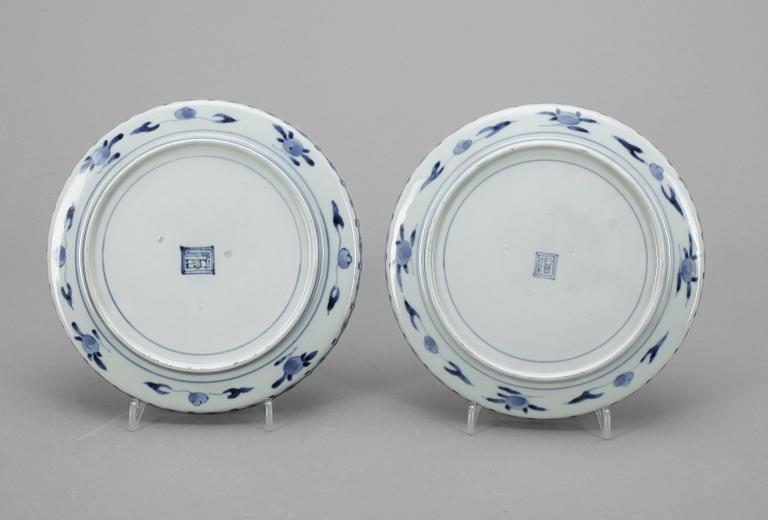 UPPLÄGNINGSFAT, ett par, porslin, Japan, modern tillverkning.