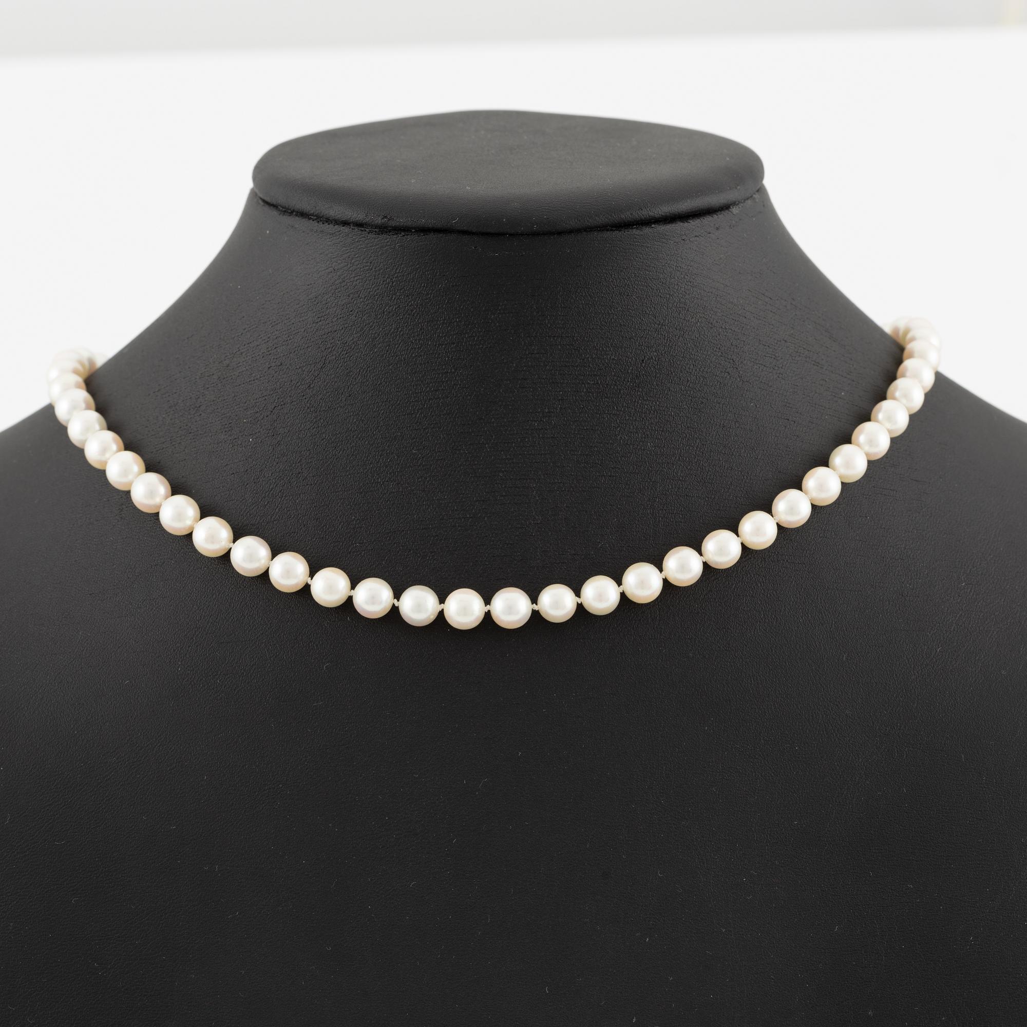 Pärlcollier med odlade pärlor, lås 18K vitguld med små briljantslipade diamanter.