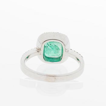 A RING, facetted emerald, brilliant cut diamonds, 14K white gold.