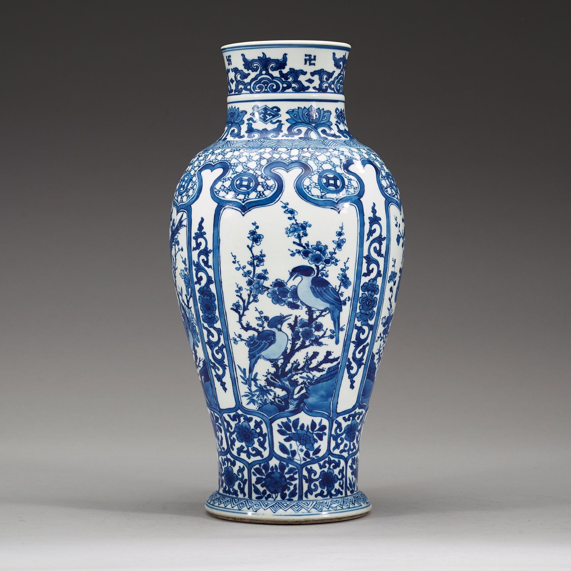 VAS, porslin. Qingdynastin, Kangxi (1662-1722).