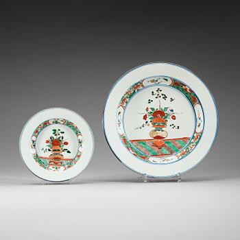 1483. A large famille verte charger and six plates, Qing dynasty, Kangxi (1662-1722).