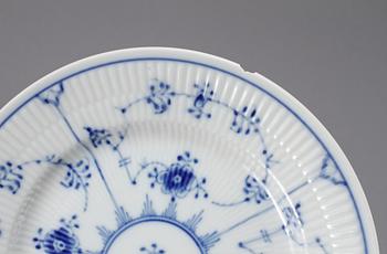 SERVISPORSLIN, 24 delar, porslin, "Musselmalet", Royal Copenhagen, 1900-talets andra hälft.