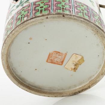 Bordslampor/perukstockar, ett par, porslin, Kina, om kring år 1900.