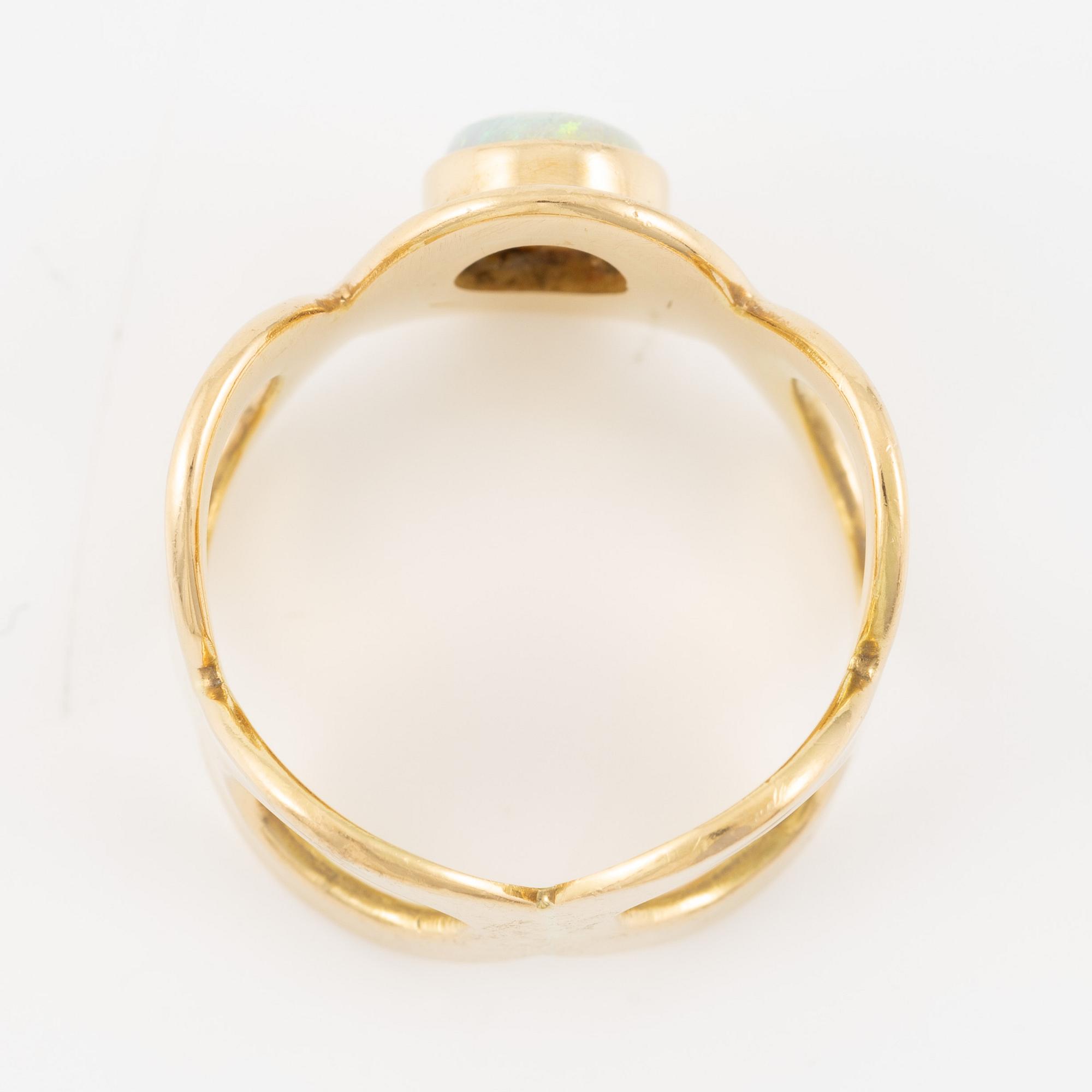 Ring 18K gold with an opal.