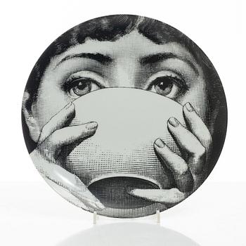 Piero Fornasetti, tallrikar, 2 st, porslin, "Tema e Variazioni", Milano, Italien.