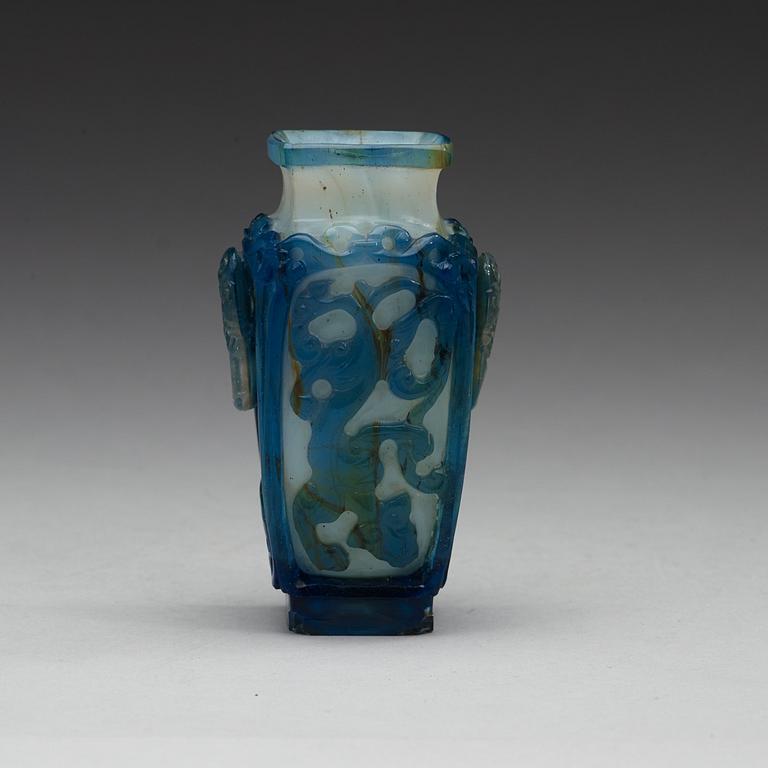 VAS, pekingglas. Qingdynastin (1644-1912).