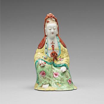 A famille rose porcelain figure of Guanyin, Qing dynasty, circa 1800.