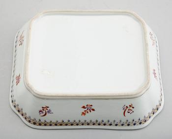 TERRIN MED LOCK, porslin, sannolikt Samson, 1900-tal.