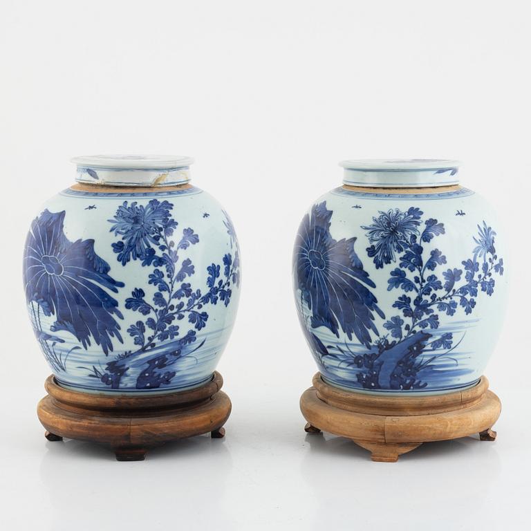 A pair of blue and white porcelain jars with cover, Qing dynasty, 19th century.