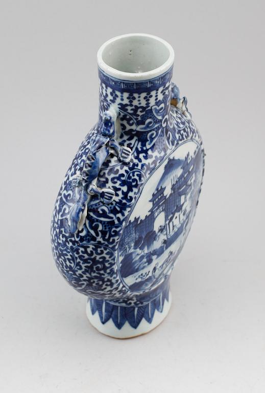 PILGRIMSKRUS, porslin, Kina, 1800-/1900-tal.
