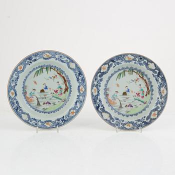 A pair of Chinese famille rose porcelain plates, Qing dynasty, Qianlong (1736-95).