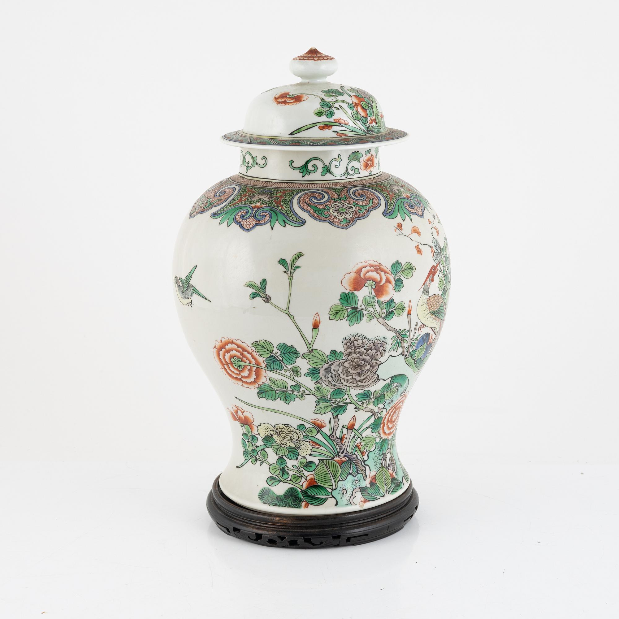 Urna med lock, porslin, Kina, 1900-tal.