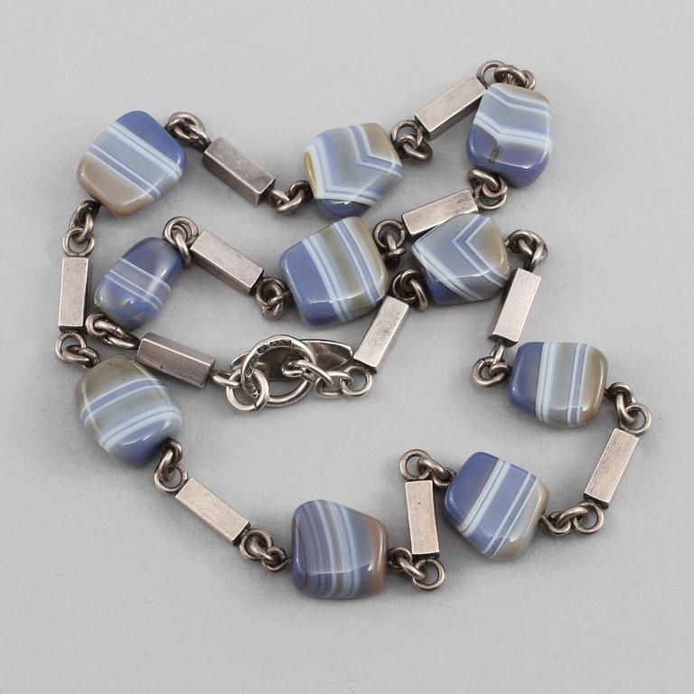 COLLIER, silver samt agater, Arvo Saarela, Enköping, 1960. Vikt 40 g.