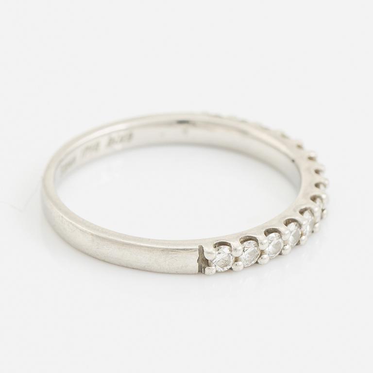 Vanbruun, ring, halvallians, platina med briljantslipade diamanter.