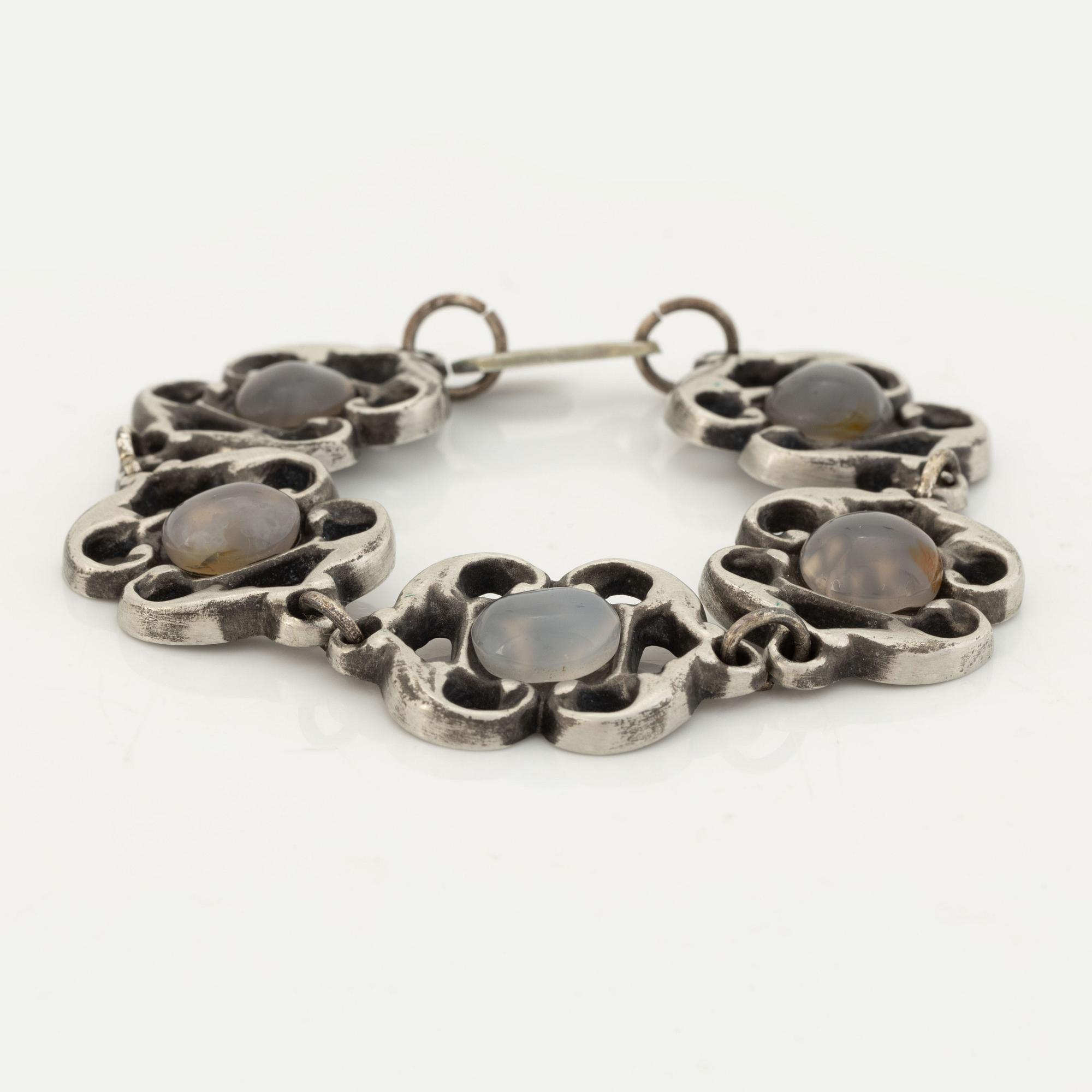 Armband, tenn med månstenar.