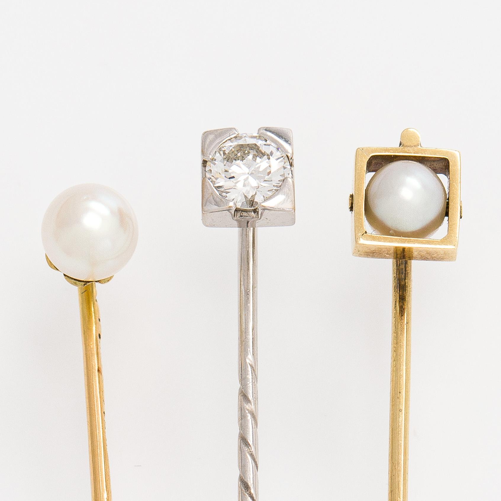Kråsnålar, 3 st, briljantslipad diamant, pärlor, 14K och 18K guld och vitguld.