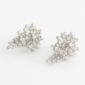 Örhängen, med briljantslipade diamanter.