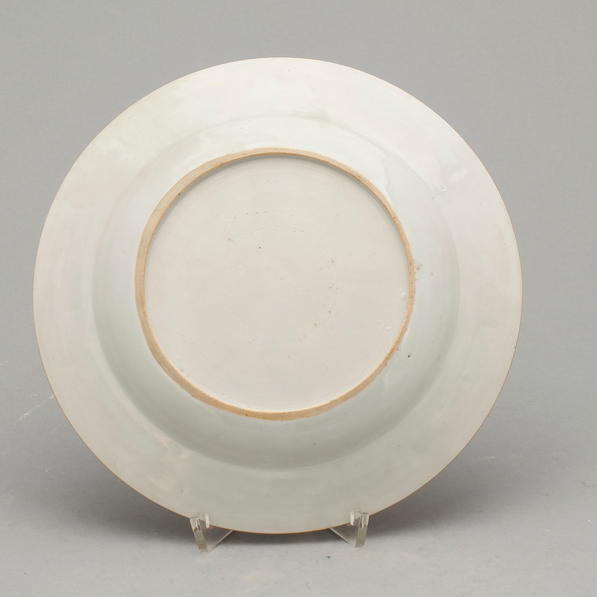 TALLRIKAR, 2+1, porslin, Qianlong, Kina 1700-tal.