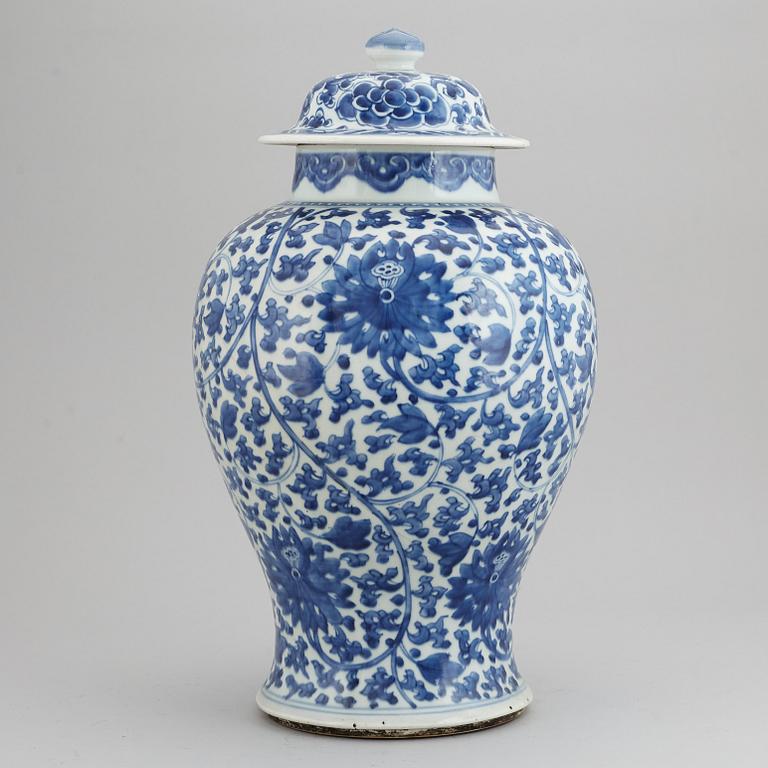 A blue and white jar with cover, Qing dynasty, 18th Century.