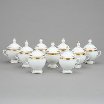 CRÉMEKOPPAR MED LOCK, 9 st, porslin, 1800-talets första hälft.
