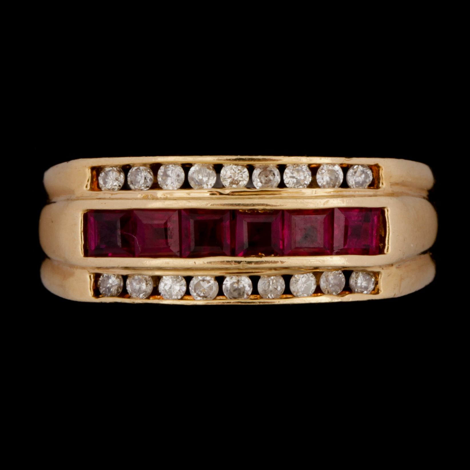 RING, 18k guld med rubiner och briljantslipade diamanter. Vikt 3,2g.