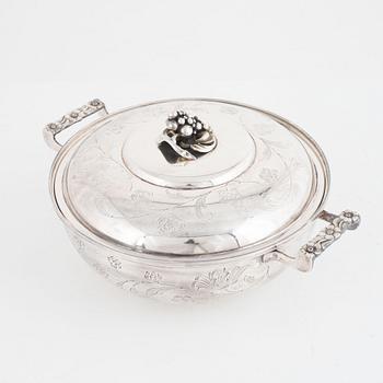Karott med lock, silver, C G Hallberg, Stockholm, 1940.