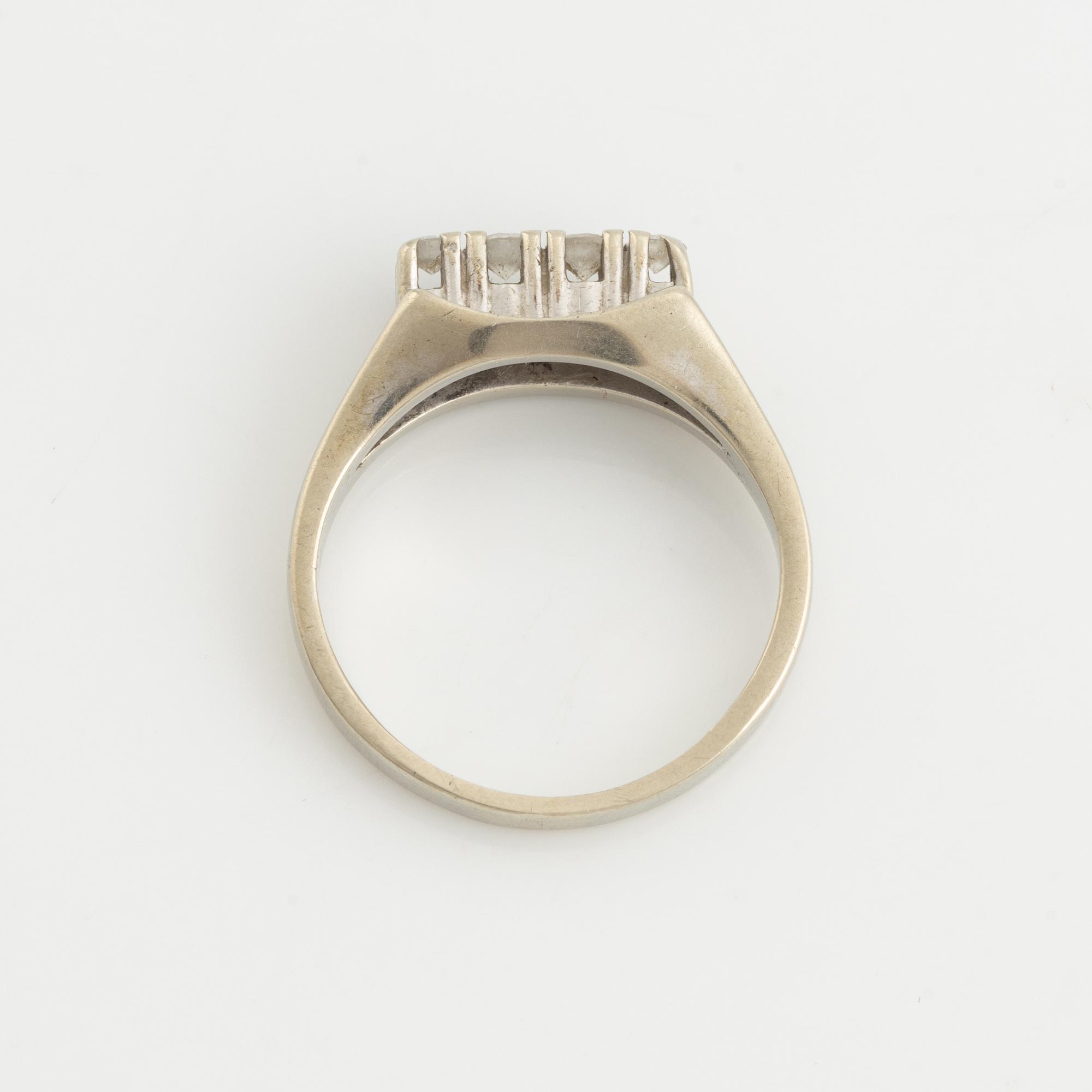 Ring, 18K white gold and four brilliant-cut diamonds.