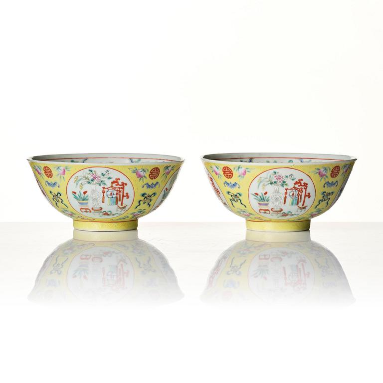 A pair of yellow sgrafitto ground 'antiques and bats' bowls, late Qing dynasty/Republic.