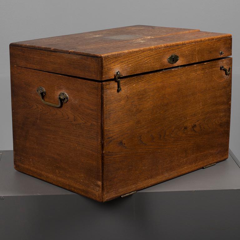 SCHATULL MED SILVERBESTICK, 103 delar, Tyskland, 800 haltigt silver, omkring 1896, total vikt ca. 5600 g.