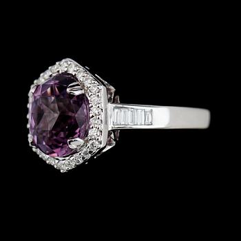 RING, 14K vitguld, ametist och diamanter.