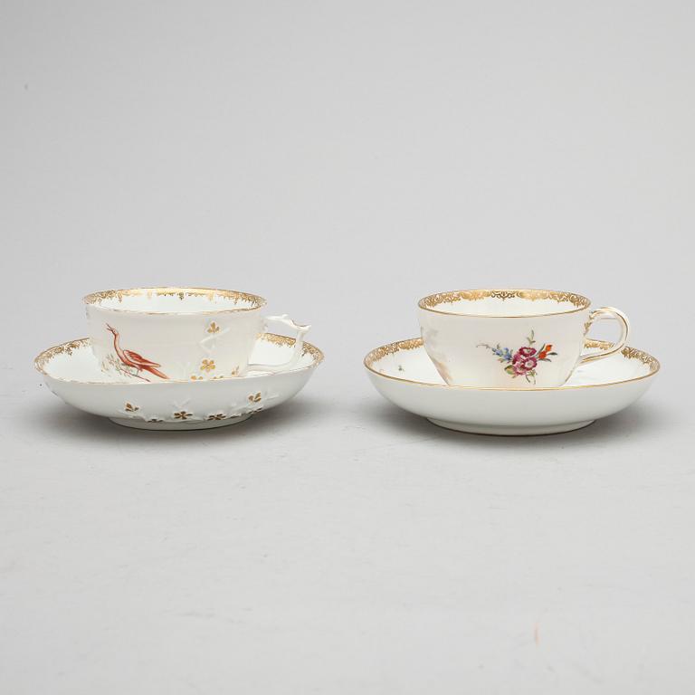 KAFFEKOPP MED FAT, 2 st. Porslin, Meissen samt Meissenliknande märke. Omkring år 1900.