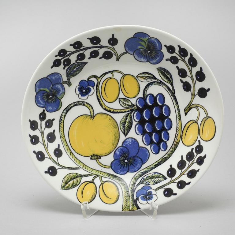 43 pieces of porcelain tableware by Birger Kaipiainen for Arabia, model "Paratiisi", second half of the 20th century.