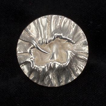 ARMRINGAR, 4 st, samt RINGAR, 2 st, och BROSCH, silver. Tot. vikt ca 100 g.