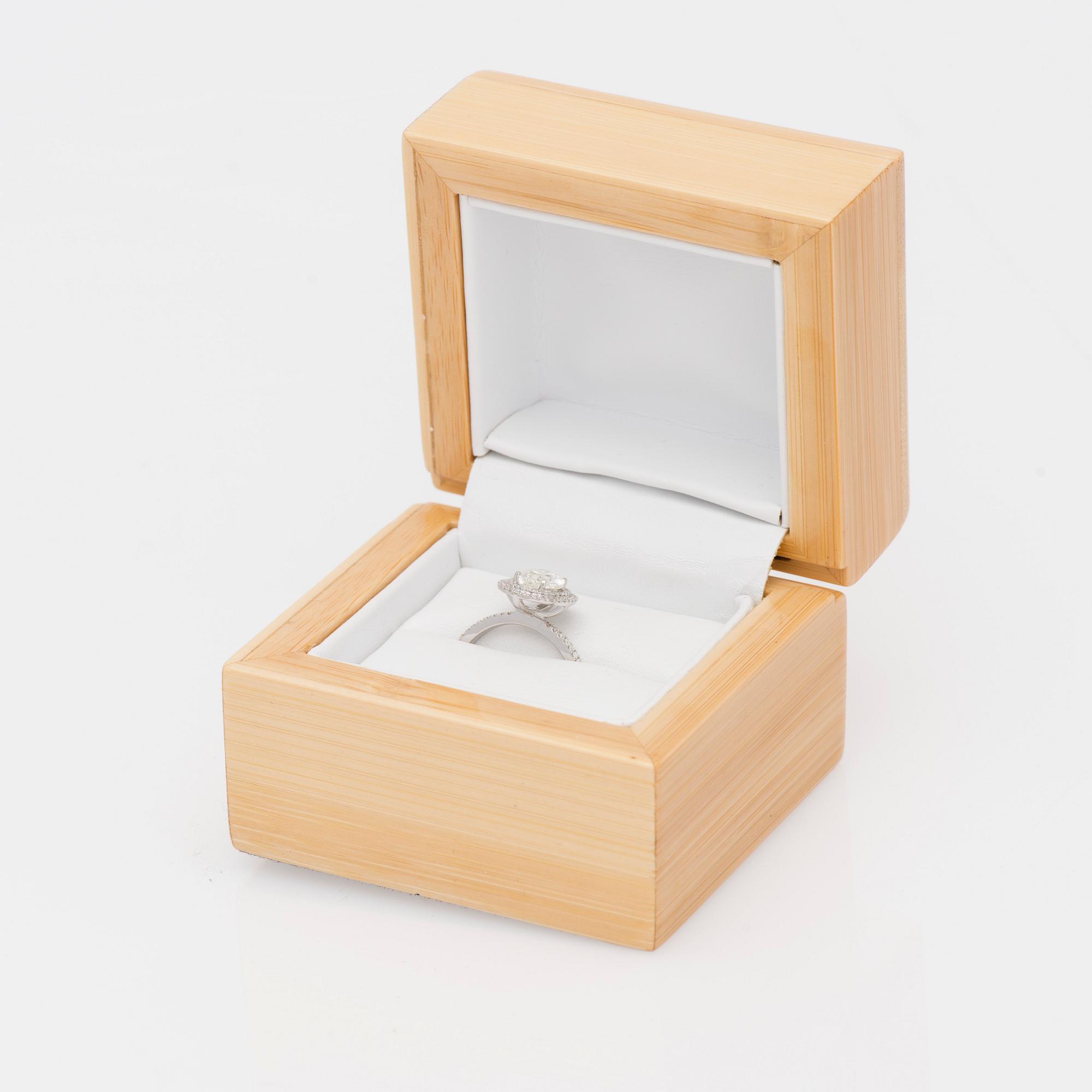 RING, vitguld 14K, ovalslipad diamant ca 1,01 ct. Små diamanter tot. ca 0,80 ct.