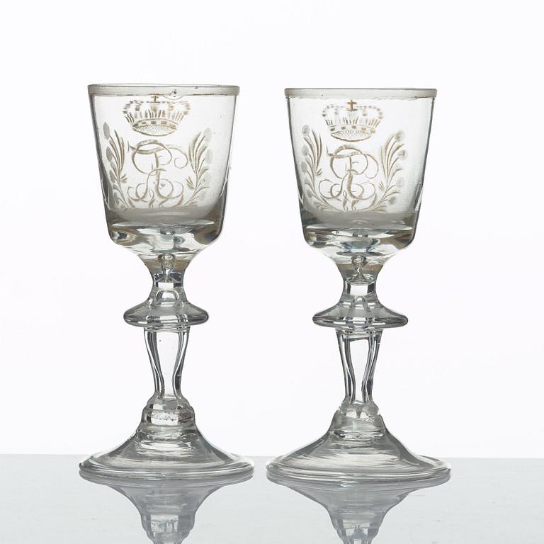 A pair av engraved Swedish wine goblets, 18th Century.