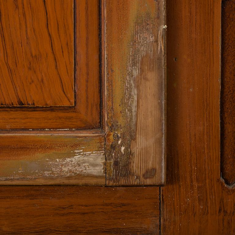An 18th century cabinet with a clock.